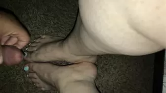 I give her attractive feet and toes a nice little cums on