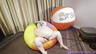 SSBBW Sadie Martins humping & deflating her inflatable beach ball