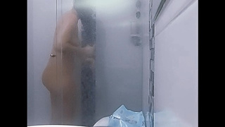 chica es grabada en la ducha por una camara escondida, joven grabada en secreto
